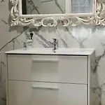 Spacious House In With Shared Pool *