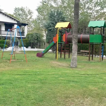 Дом отдыха Spacious House In With Shared Pool