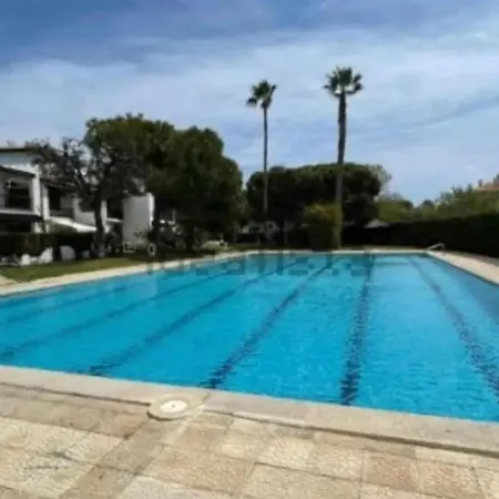 Spacious House In With Shared Pool Дом отдыха *