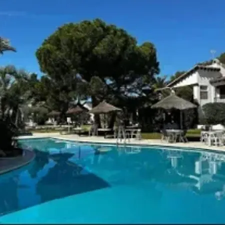 Spacious House In With Shared Pool Дом отдыха
