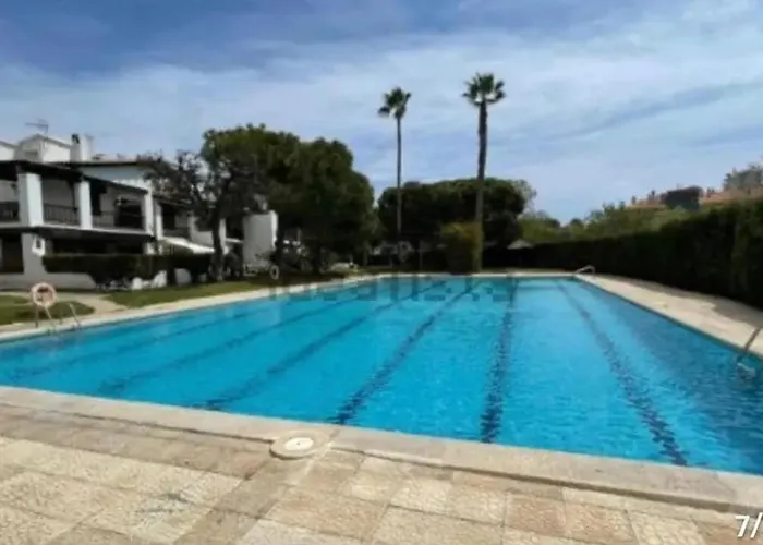 Spacious House In With Shared Pool Дом отдыха *