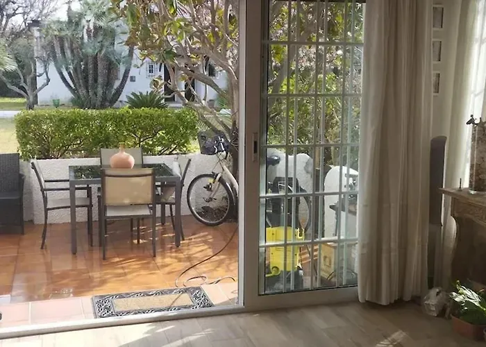 Spacious House In With Shared Pool Дом отдыха