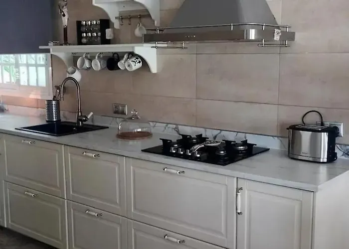 Дом отдыха Spacious House In With Shared Pool *
