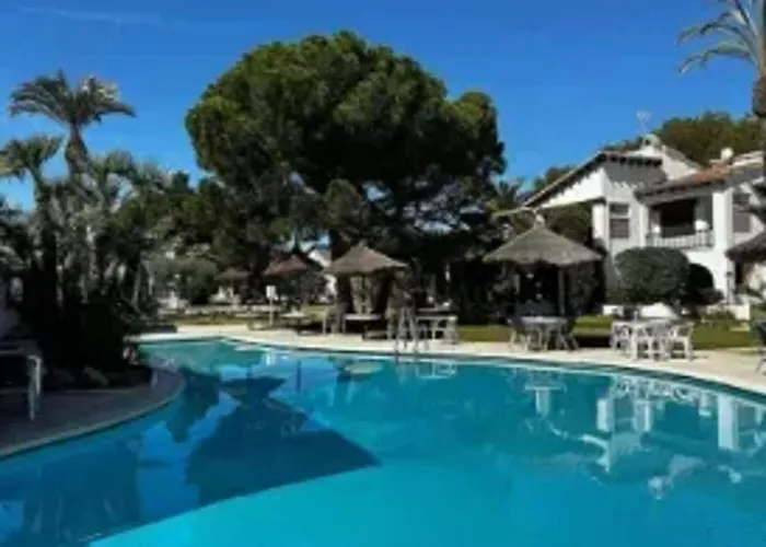 Spacious House In With Shared Pool Дом отдыха