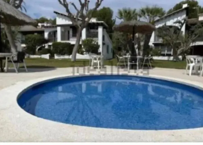 Spacious House In With Shared Pool